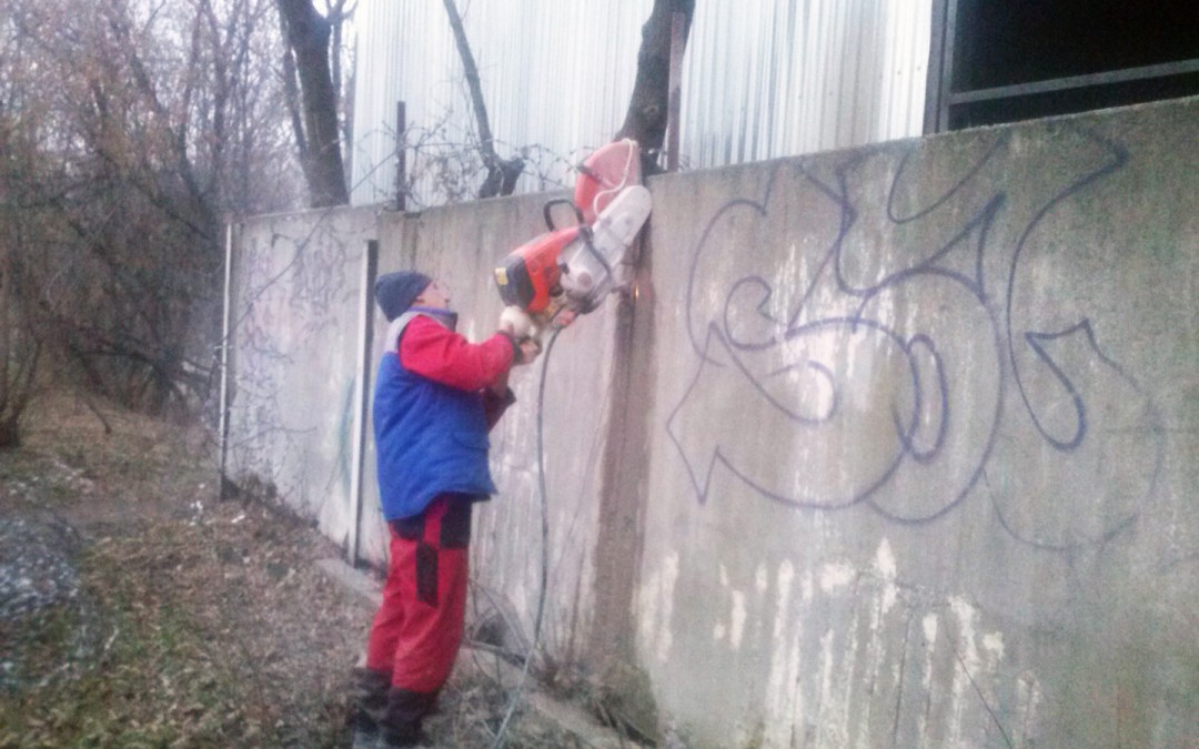 Резка бетонного забора в Москве бензорезом